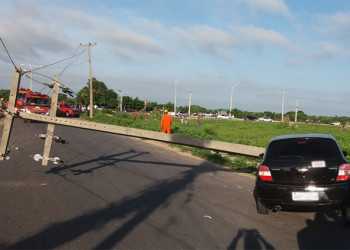 Motorista derruba poste e interdita avenida no Monte Verde
