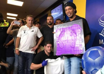 Ronaldinho entra para Calçada da Fama do Maracanã