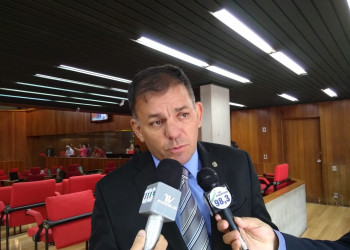 Deputado Carlos Augusto repercute massacre em escola de Suzano