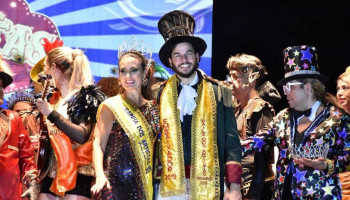 Fátima Bernardes é coroada rainha em baile de carnaval no Recife