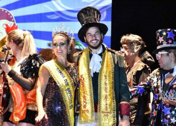 Fátima Bernardes é coroada rainha em baile de carnaval no Recife