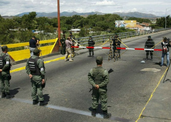 Militares venezuelanos bloqueiam ponte que liga Colômbia e Venezuela