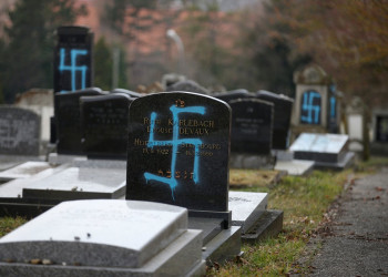 Suásticas são pichadas em quase 80 túmulos de cemitério judaico