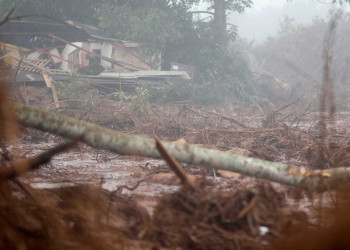 Brumadinho: bombeiros suspendem buscas devido à chuva