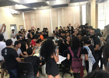 Em apoio à greve dos professores, estudantes ocupam reitoria da UESPI