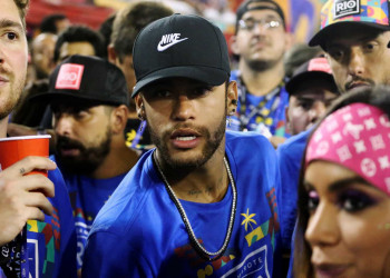 Neymar e Anitta curtem desfiles juntos em camarote na Sapucaí