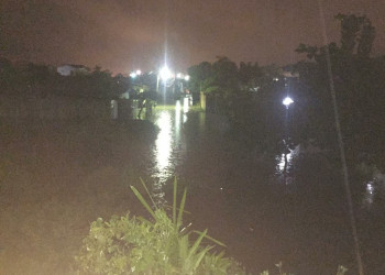 Chuva faz lagoa de contenção transbordar e deixa famílias alagadas em Esperantina