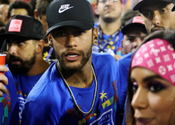 Vídeo mostra beijo entre Anitta e Neymar em camarote do carnaval