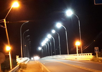 Furto de fiação elétrica deixa parte de ponte na escuridão