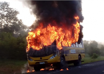 Alunos escapam de incêndio em ônibus escolar no Piauí