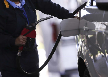 Petrobras anuncia reajuste de 4% no preço da gasolina