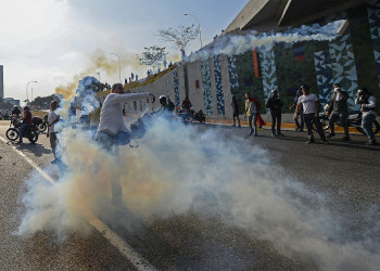 Caracas vira uma praça de guerra entre manifestantes e militares