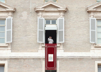 Papa Francisco pede a estudantes que deixem o vício do celular