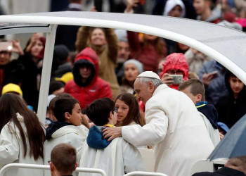 Papa Francisco quebra protocolo e dá carona a crianças no papamóvel