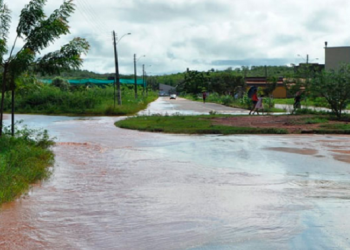 Após 10 anos, rio transborda e alaga cidade no Sul do Piauí