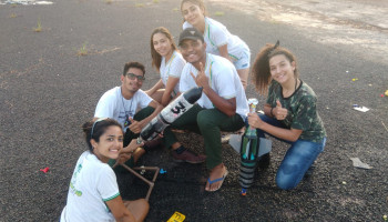 Professor desperta interesse de alunos para a confecção de foguetes