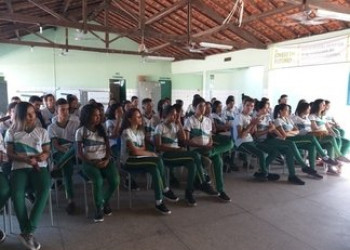 Governo promove palestra sobre profissões em escola de Floriano