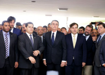 Bolsonaro retorna ao seu grupo e retomada velha política do toma lá, dá cá