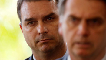 Bolsonaro assume amizade com Queiroz e admite preocupação com o filho Flávio