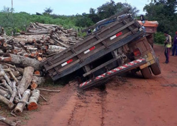 Caminhão atola e carga de madeira quase mata trabalhadores