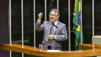 Merlong critica a gestão do MEC em discurso na Câmara