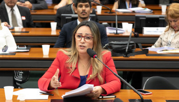 Rejane Dias assina pacote de emendas à Reforma da Previdência