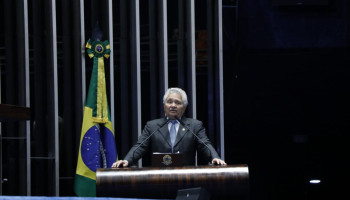 Elmano defende no Senado expansão do saneamento básico