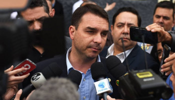 Irmã de milicianos assinava cheques em nome do então deputado Flávio Bolsonaro