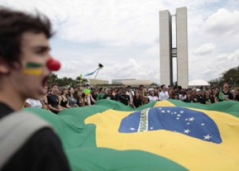 Recessão derruba Brasil em ranking mundial de democracias