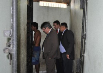 OAB-PI flagra dez presos amontados em xadrez