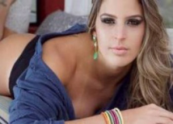 Capa da Playboy, Mari Parayba embarca feliz no Rio