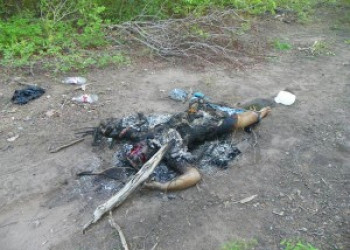 Corpo em encontrado em chamas e ao lado de capsulas de revólver deflag