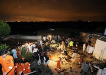 Avião cai e mata mais de 100 no Paquistão