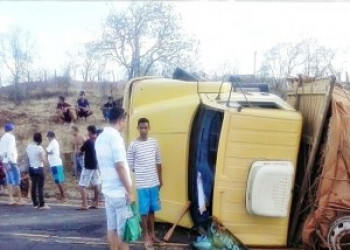 Caminhão tomba na PI-115, em Juazeiro do Piauí, depois de marcha engre