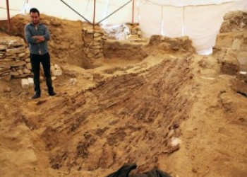 Destroços de barco de 4.500 anos são descobertos no Egito