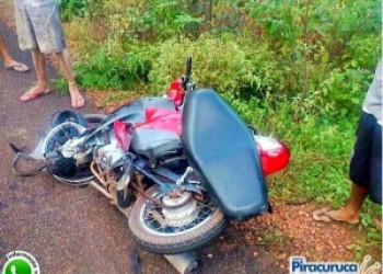 Acidente com moto deixa uma mulher morta.