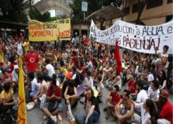 Protesto contra falta de água ironiza Alckmin em frente à Sabesp