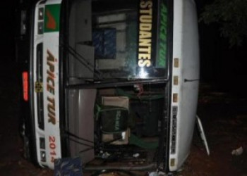 Ônibus que ia do Ceará para SP tomba na BR 020 no Piauí