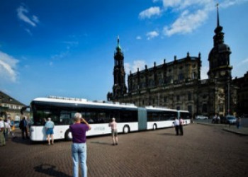 Maior ônibus do mundo mede 30 metros e transporta 256 passageiros