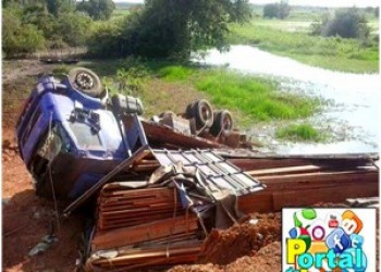 Caminhão carregado de madeira capota na estrada de Luzilândia à Joaqui