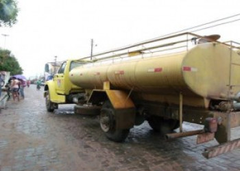 Seca leva moradores do Agreste a receber água de caminhões-pipa