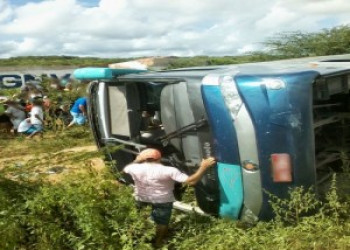 Ônibus tomba na BR 020 em Canindé; 22 mortos