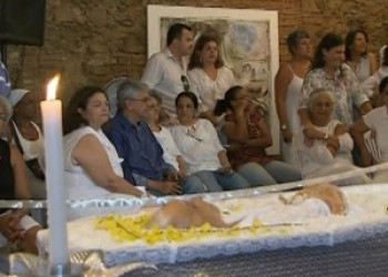 Corpo de Dona Canô é sepultado em Santo Amaro