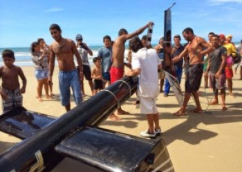 Helicóptero com seis pessoas cai dentro do mar em praia do Ceará.