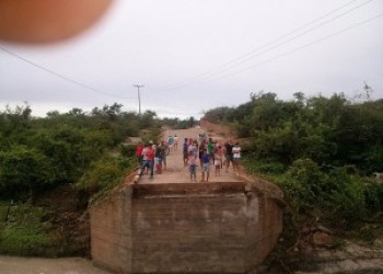 Enxurrada destrói ponte e deixa povoado isolado em Assunção do Piauí