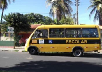 Governador Wilson Martins entrega 16 ônibus com recursos do Peate