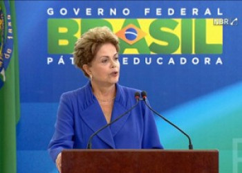 Dilma é recebida a gritos de \