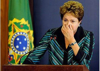 Dilma chora ao receber relatório da Comissão da Verdade: país merece a