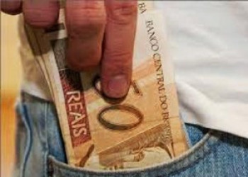 Três em cada dez brasileiros planejam pagar as contas com 13º
