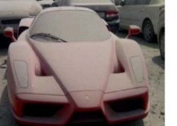 Ferrari Enzo é abandonada no deserto por milionário